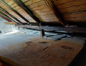 Zateplení stropu rodinného domu pomocí foukané izolace